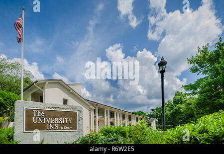 Una bandiera americana vola sopra University Inn, un hotel a conduzione familiare situato nei pressi di Emory University in Atlanta, Georgia, 29 maggio 2014. Foto Stock