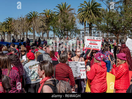 San Francisco, Stati Uniti d'America. 8 Mar, 2017. Una folla di per la maggior parte donne si raccoglie nella parte anteriore del San Francisco Ferry Building a Justin Herman Plaza per la Giornata internazionale della donna rally prima di marciare verso il basso Market Street. Molte persone indossano rosso, il colore designato del "Donne Sciopero dell' dichiarato per questo giorno. Un segno legge 'strong donne spaventare gli uomini deboli." Credito: Shelly Rivoli/Alamy Live News Foto Stock