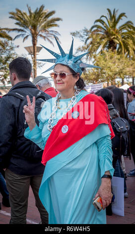 San Francisco, Stati Uniti d'America. 8 Mar, 2017. Una Donna vestita come la Statua della Libertà drappeggiati in catene e indossa un rosso anta, il colore della donna sciopero, fa un segno di pace a Justin Herman Plaza durante la giornata internazionale della donna rally. Credito: Shelly Rivoli/Alamy Live News Foto Stock