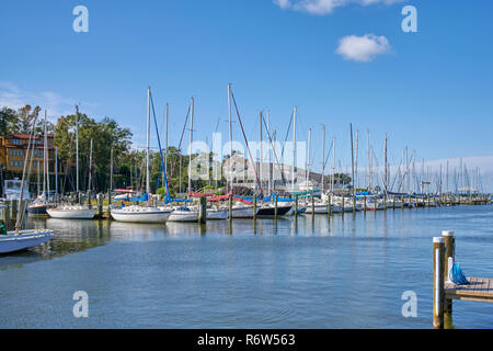 Barche a vela legato e allineate in barca scivola a Fly Creek Marina sulla Baia di Mobile, in Fairhope Alabama, Stati Uniti d'America. Foto Stock