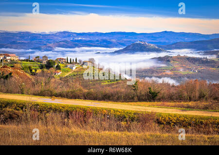 Paesaggio idillico entroterra di Istria in vista della nebbia Foto Stock