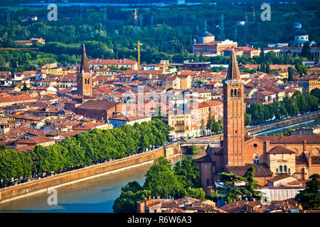 Cry di Verona e il fiume Adige vista aerea Foto Stock