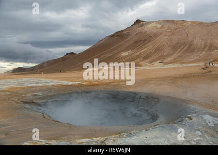 Geotermica piscine di fango a Hverir, Namafjall, Islanda Foto Stock