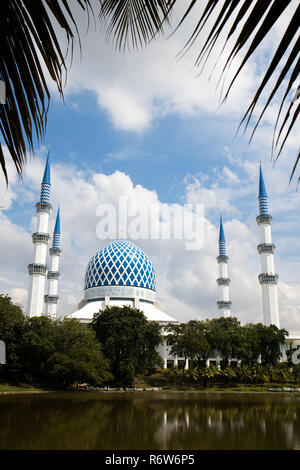 La Moschea Blu incorniciato dalla natura con la riflessione in Shah Alam Foto Stock