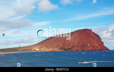 Giornata di sole sulla spiaggia di La Tejita, con l'insolito, cono stratovolcanic denominato Montana Roja in background, Tenerife, Isole Canarie, Spagna Foto Stock