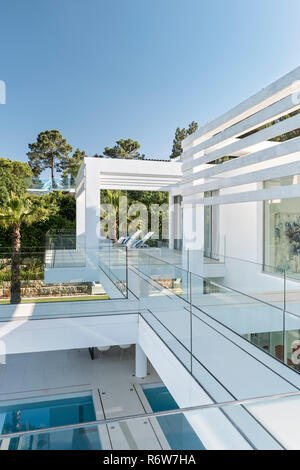 Balcone ombreggiato, posti a sedere e elevata altezza doppia passerella, nuova costruzione di villa, Quinta do Lago Foto Stock