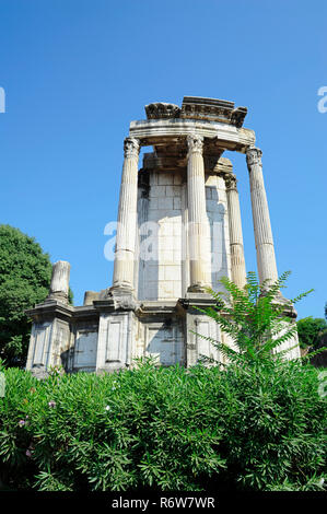 Resti dell antica struttura circolare noto come Tempio di Vesta situato nel Foro Romano e creduto di avere memorizzato il fuoco sacro di Roma Foto Stock