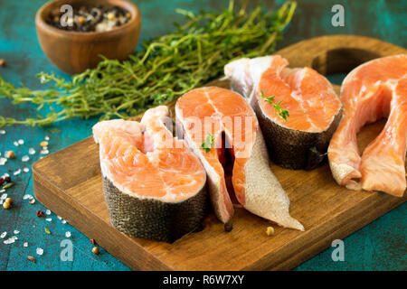 Pesce fresco. Raw Bistecca di salmone su blu ardesia tabella. Foto Stock