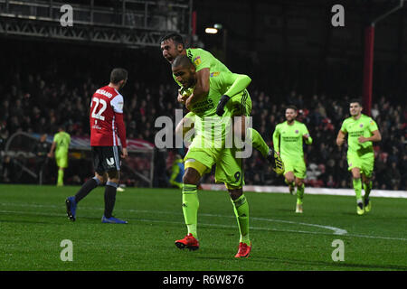 Il 27 novembre 2018, Griffin Park, Londra, Inghilterra; Sky scommessa campionato, Brentford v Sheffield Regno ; Leon Clarke (09) di Sheffield Regno obiettivo rende 3-2 Credito: Phil Westlake/News immagini, English Football League immagini sono soggette a licenza DataCo Foto Stock