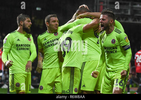 Il 27 novembre 2018, Griffin Park, Londra, Inghilterra; Sky scommessa campionato, Brentford v Sheffield Regno ; Leon Clarke (09) di Sheffield Regno obiettivo rende 3-2 Credito: Phil Westlake/News immagini, English Football League immagini sono soggette a licenza DataCo Foto Stock