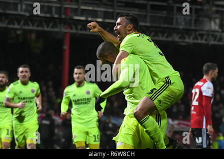 Il 27 novembre 2018, Griffin Park, Londra, Inghilterra; Sky scommessa campionato, Brentford v Sheffield Regno ; Leon Clarke (09) di Sheffield Regno celebra per renderlo 3-2 Credito: Phil Westlake/News immagini, English Football League immagini sono soggette a licenza DataCo Foto Stock