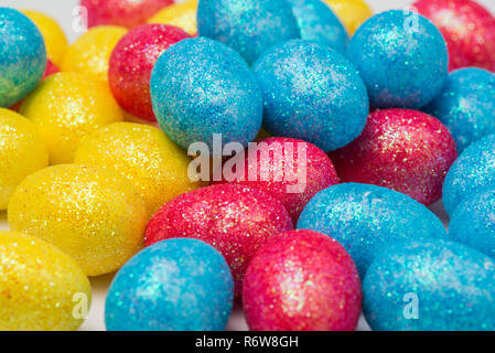 Close up di un colorato Pasqua Glittery uova in plastica Foto Stock