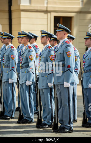 Le protezioni del castello durante la cerimonia del cambio della guardia, la Piazza del Castello di gate, il Castello di Praga, il quartiere del Castello, Praga, Repubblica Ceca Foto Stock