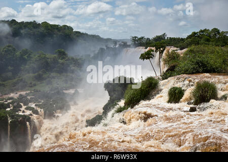 Cascate di Iguazú nella stagione delle piogge, lato Argentino Foto Stock