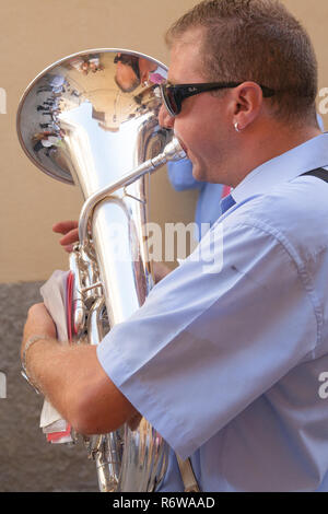 Musicista che gioca una tuba alla celebrazione nella città di Agrigento. Sicilia, Italia Foto Stock