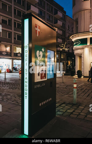 Vienna, Austria - 24 Novembre 2018: Defibrillatore colonna su una strada di Vienna. Attualmente 60 liberamente accessibile defibrillatore colonne sono disponibili in Foto Stock