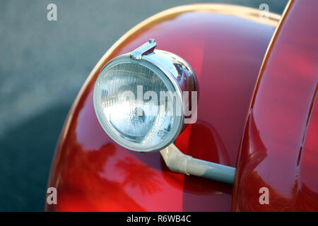 Roquebrune-Cap-Martin, Francia - 4 Dicembre 2018: Close Up il faro di Vintage auto rossa Citroen 2CV, Francia, Europa Foto Stock