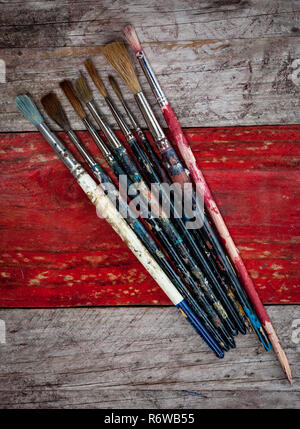 Vecchi pennelli su legno sfondo grunge, Foto Stock
