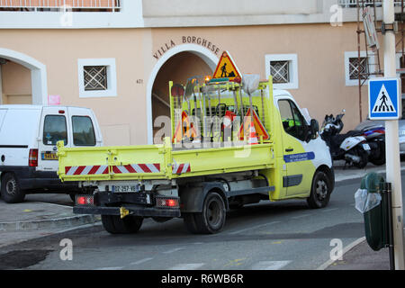 Roquebrune-Cap-Martin, Francia - 5 Dicembre 2018: Lavoro Carrello con diversi cartelli stradali e la strada degli strumenti di manutenzione, Primo Piano Foto Stock