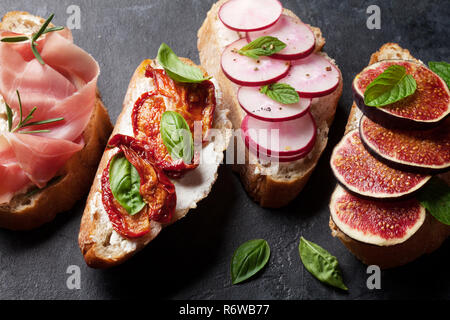 Spaghetti o tradizionali tapas spagnole. Antipasti antipasti italiani set snack Foto Stock