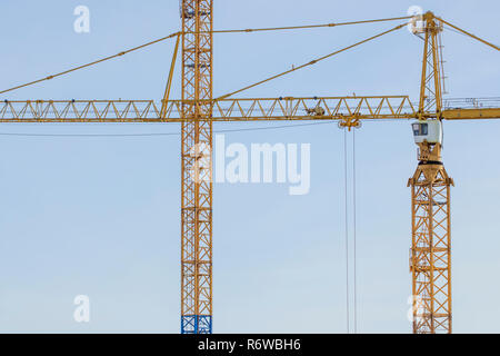 Gru a torre sul sito in costruzione a Stoccolma (Svezia) Foto Stock