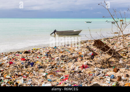 Garbage dump, discarica su micronesiano atollo spiaggia sabbiosa, Sud Tarawa, Kiribati, Oceania Oceano Pacifico del Sud. Ecologico, il riscaldamento, garbage problemi. Foto Stock