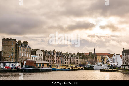 Case galleggianti, chiatte sul fiume e gli edifici storici in inverno, la Riva, Leith, Edimburgo, Scozia, Regno Unito Foto Stock