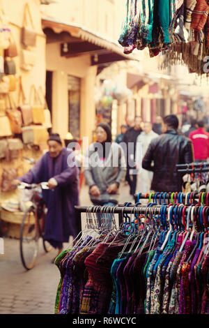Marrakech marocco, scene di strada nella Medina di Marrakesh, abiti colorati per le vendite e la popolazione locale nel souk di Marrakech, Marocco Africa del Nord Foto Stock