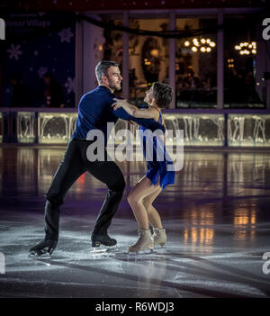 New York, NY. Stati Uniti d'America - 4 dicembre, 2018.Le prestazioni mediante l'oro olimpico Medalists M. Duhamel & E. Radford a Bryan Park 2018 Albero di Natale cerimonia di illuminazione Foto Stock