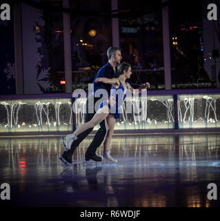 New York, NY. Stati Uniti d'America - 4 dicembre, 2018.Le prestazioni mediante l'oro olimpico Medalists M. Duhamel & E. Radford a Bryan Park 2018 Albero di Natale cerimonia di illuminazione Foto Stock