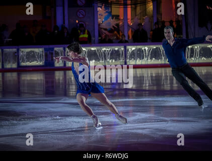 New York, NY. Stati Uniti d'America - 4 dicembre, 2018.Le prestazioni mediante l'oro olimpico Medalists M. Duhamel & E. Radford a Bryan Park 2018 Albero di Natale cerimonia di illuminazione Foto Stock