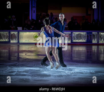 New York, NY. Stati Uniti d'America - 4 dicembre, 2018.Le prestazioni mediante l'oro olimpico Medalists M. Duhamel & E. Radford a Bryan Park 2018 Albero di Natale cerimonia di illuminazione Foto Stock