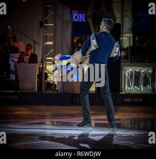 New York, NY. Stati Uniti d'America - 4 dicembre, 2018.Le prestazioni mediante l'oro olimpico Medalists M. Duhamel & E. Radford a Bryan Park 2018 Albero di Natale cerimonia di illuminazione Foto Stock