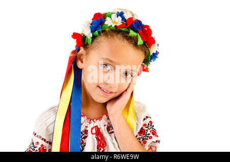 Bambina in tradizionale abito ucraino isolato su bianco Foto Stock