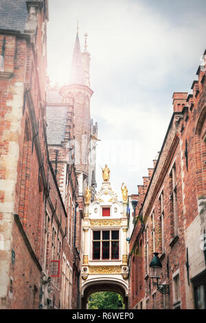 Il passaggio a burgplatz in bruges tra il municipio sulla sinistra e la vecchia legge ufficio sulla destra Foto Stock