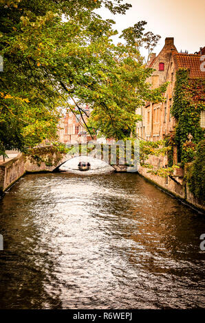 Vista della bruges groenerei con canal boat,ponte e degli edifici storici Foto Stock