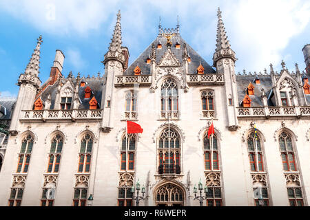 La facciata del palazzo provinciale - sede del governo della provincia della Fiandre Occidentale - al grande mercato di Bruges Foto Stock