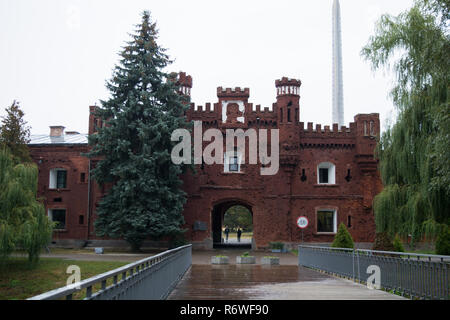 BREST, Bielorussia - 4 Settembre 2015: Il cancello di Kholm cancelli della fortezza di Brest in giornata piovosa, facciata esterna Foto Stock