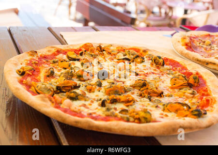 Italiano appetitosi piatti di pesce pizza. Fresh deliziosa pizza con le cozze Foto Stock