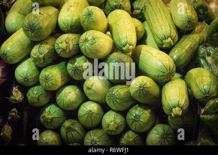 Fresco e zucchine organico per la vendita in un vassoio di bulk al mercato agricolo Foto Stock