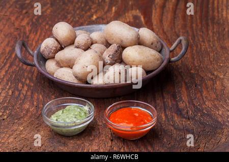 Patate dalle isole Canarie con mojo Foto Stock