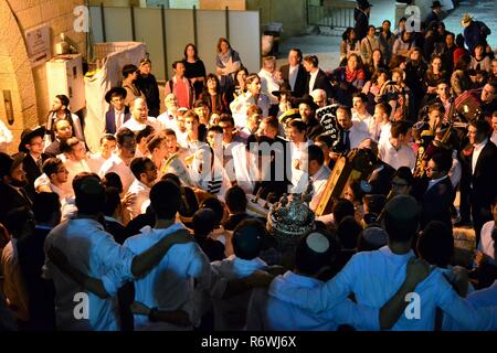 Il popolo ebraico festeggia Simchat Torah al Muro occidentale di sera Foto Stock