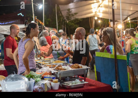 Kalapana, Hawaii - Centinaia di frequentare la notte Kalapana mercato ogni mercoledì per la musica, ballo, cibo e artigianato. L evento è stato iniziato dal compianto UNC Foto Stock