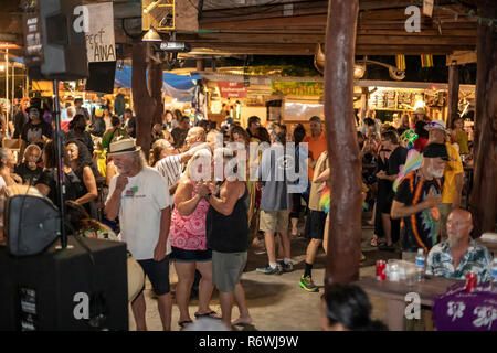 Kalapana, Hawaii - Centinaia di frequentare la notte Kalapana mercato ogni mercoledì per la musica, ballo, cibo e artigianato. L evento è stato iniziato dal compianto UNC Foto Stock