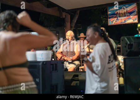 Kalapana, Hawaii - Centinaia di frequentare la notte Kalapana mercato ogni mercoledì per la musica, ballo, cibo e artigianato. L evento è stato iniziato dal compianto UNC Foto Stock