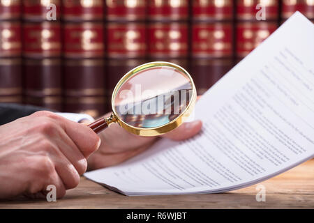 Mano umana esaminando il documento Foto Stock