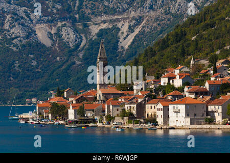 Vista di Dobrota, Baia di Kotor, Montenegro Foto Stock