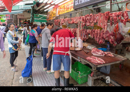 KOWLOON, HONG KONG - 22 Aprile 2017: la gente lo Shopping al negozio di macellaio in Kowloon, Hong Kong. Foto Stock