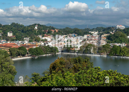 Vista della città da Arthur' Seat, Kandy, Sri Lanka Foto Stock