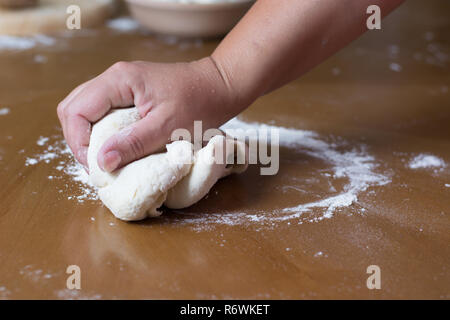 Fabbricazione di formaggio di casa torta o altri tipi di pasta antipasto Foto Stock